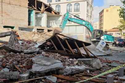 Balıkesir'de yıkılan binaların enkaz kaldırma çalışmaları sürüyor