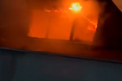 Alevler geceyi aydınlattı, itfaiye kısa sürede kontrol altına aldı