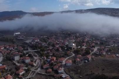 Köyü kaplayan sis tabakası, hem doğaseverlerin hem de fotoğraf meraklılarının ilgisini çekti