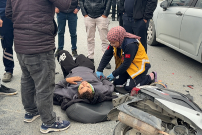 İki kişi, kendi aralarında tartışırken önlerinde seyreden otomobile çarptı