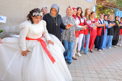 Melek hayalini kurduğu gelinliği giydi!