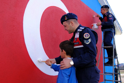İlkokulun renksiz duvarı, 29 Ekim Cumhuriyet Bayramı'nda şanlı Türk bayrağıyla renklendirildi