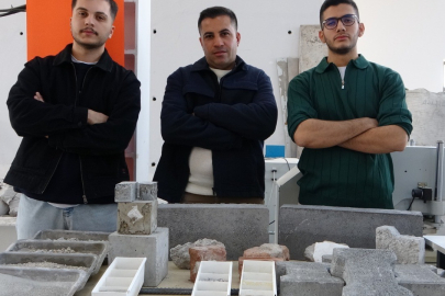 Deprem sonrası enkazlardan kaldırılan molozlardan beton yol üretti