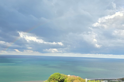 Zonguldak’ta sabah saatlerinde denizin üzerinde gökkuşağı ile su hortumları oluştu