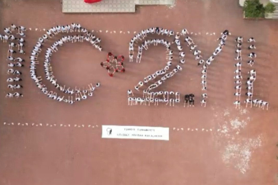 Bursa'da yüzlerce lise öğrencisi 102.yıl koreografisi oluşturdu ardından bayraklarla yürüyüş yaptı