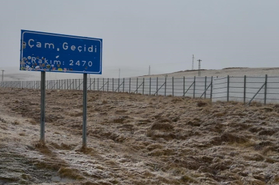 Sahara Geçidi'nde etkili olan kar ve tipi, sürücülere zor anlar yaşattı