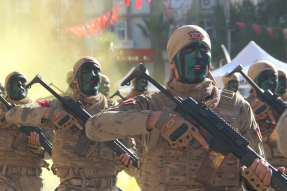 Cumhuriyetin 102. yıl kutlamasına jandarma tüfekli gösteri grubu damga vurdu