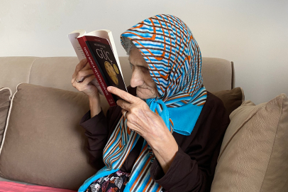 Bir gözü görmeyen 70 yaşındaki Sema Teyze ayda 20 kitap okuyor