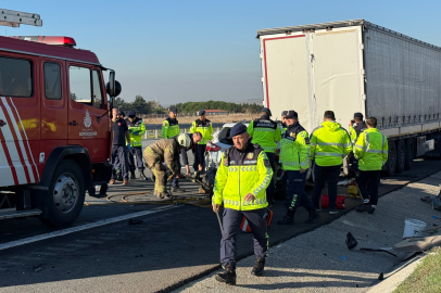 Otomobil Seyir Halindeki Tıra Arkadan Çarptı: 1 Ölü