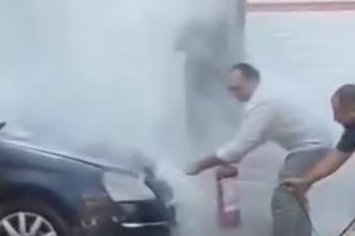 Park Halindeki Otomobil Alev Topuna Döndü