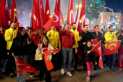 10 bin vatandaşın katıldığı yürüyüşte 102 metrelik dev Türk bayrağı açıldı