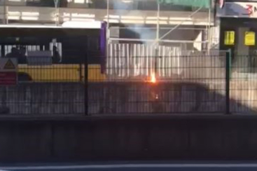 Hasar alan korkuluklardan kıvılcımların çıktığı anlar güvenlik kamerasına yansıdı