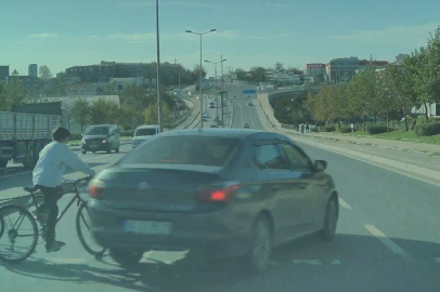 Kırmızı ışıkta geçen sürücü bisikletli çocukları ezmekten son anda kurtuldu