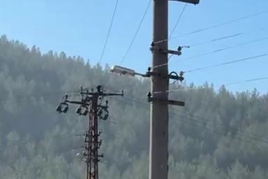 Trafik cezası sürücüyü çileden çıkardı: 'Atlarım' diyerek elektrik direğinin tepesine çıktı