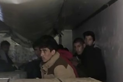 Otoyolda 18 kaçak göçmenin bulunduğu tırla yakalandı