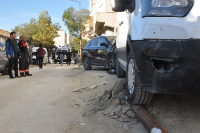 Kamyonet Aydınlatma Direğine Çarparak Durabildi: 2 Yaralı