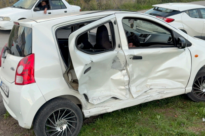 Kavşakta Kaza: 2 Yaralı