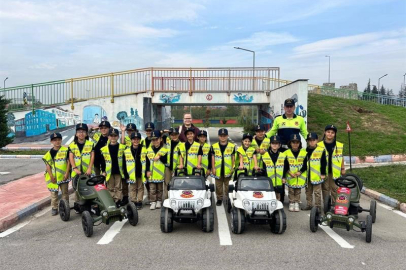 Jandarma ekipleri öğrencilere trafik kurallarını uygulamalı anlatıyor