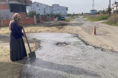 Köstebek yuvasına dönen yolu kendi imkanlarıyla onararak beton attılar
