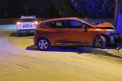 Otomobil, Beton Direğine Çarparak Durabildi