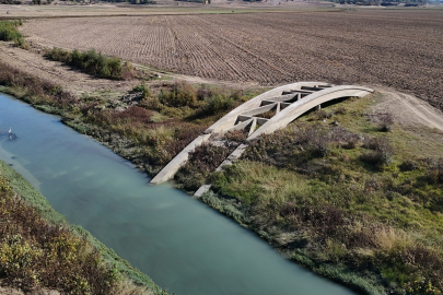 Köprü uzun yıllar sonra kuraklık nedeniyle suyun çekilmesiyle yeniden ortaya çıktı