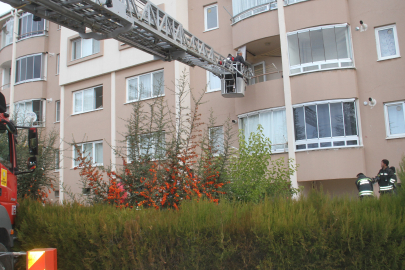 4 katlı bir apartmanda çıkan yangın paniğe yol açtı
