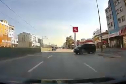 El freni çekilmeden park edilen minibüs, freni boşalınca ana caddeye indi