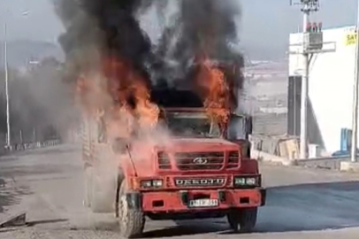 Yarım Saat Arayla İki Kamyon Alev Topuna Döndü