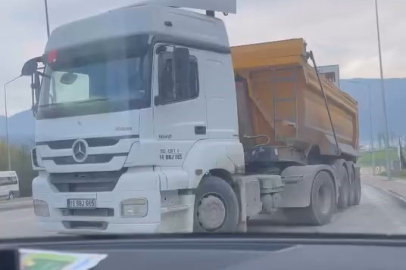 Bursa'da ters şeritten girerek yola çıkmak isteyen kamyon, trafiği tehlikeye düşürdü