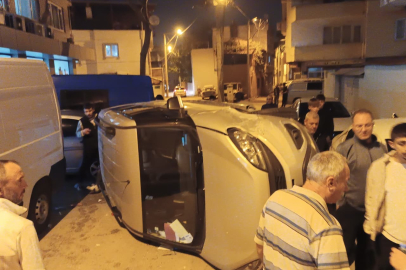 Hafif Ticari Araç Park Halindeki Otomobile Çarpıp Yan Döndü