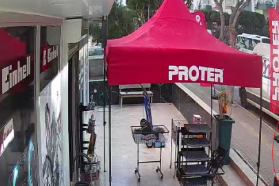 Alkol alıp kaldırımda yürüyenlere bıçakla saldırdı, 1 kişinin ölümüne sebep oldu