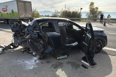 Emniyet Şeridinde Duran Otomobile, Cip Çarptı: 1 Ölü, 4 Yaralı