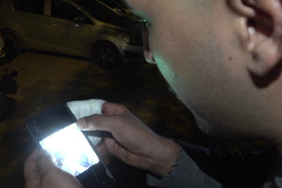 Maket bıçağıyla elinden yaralanan genç, karakola giderek şikayetçi oldu