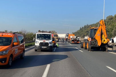 Seyir halindeki tır, orta bariyerleri aşarak karşı şeride geçti