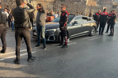 İzmir’de motosikletli şahıslar araca ateş açtı: 1 ağır yaralı