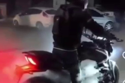 Lastik yakan ve akrobatik şov yapan motosikletliye 19 bin TL ceza