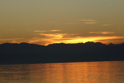 Van'da eş zamanlı güzellik: Ay doğarken güneş battı