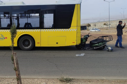 Yolcu almak için yol kenarında duran belediye halk otobüsüne motosiklet çarptı