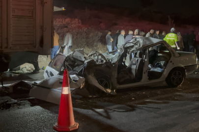 Gaziantep'te otomobil kamyona arkadan çarptı: 3 ölü