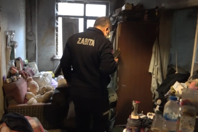 Ağır kokuların yükseldiği evden 2 kamyon çöp çıktı