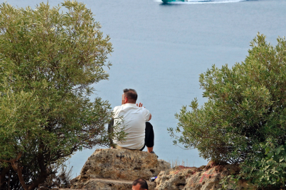 Bunalıma girip 30 metrelik falezlerin ucunda oturan adam ekipleri alarma geçirdi