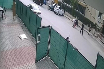 Eşini yere yatırıp bıçaklayan adamı vatandaşlar güçlükle durdurabildi