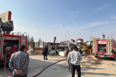 Akaryakıt istasyonunda tırdaki pamuk alev aldı, itfaiye müdahalede bulundu