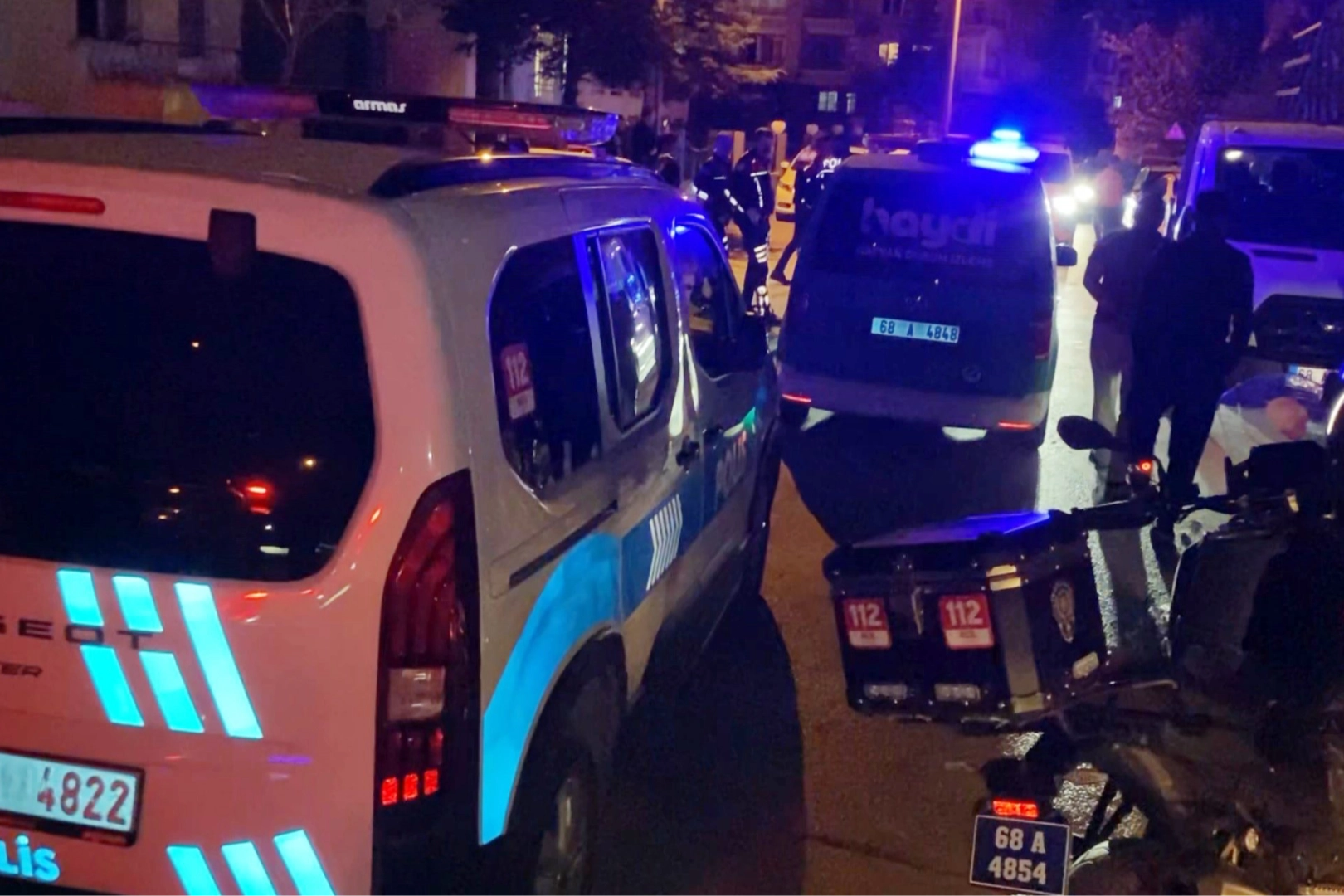 Aksaray'da bekçiler ile şüpheli arasındaki kovalamaca kamerada