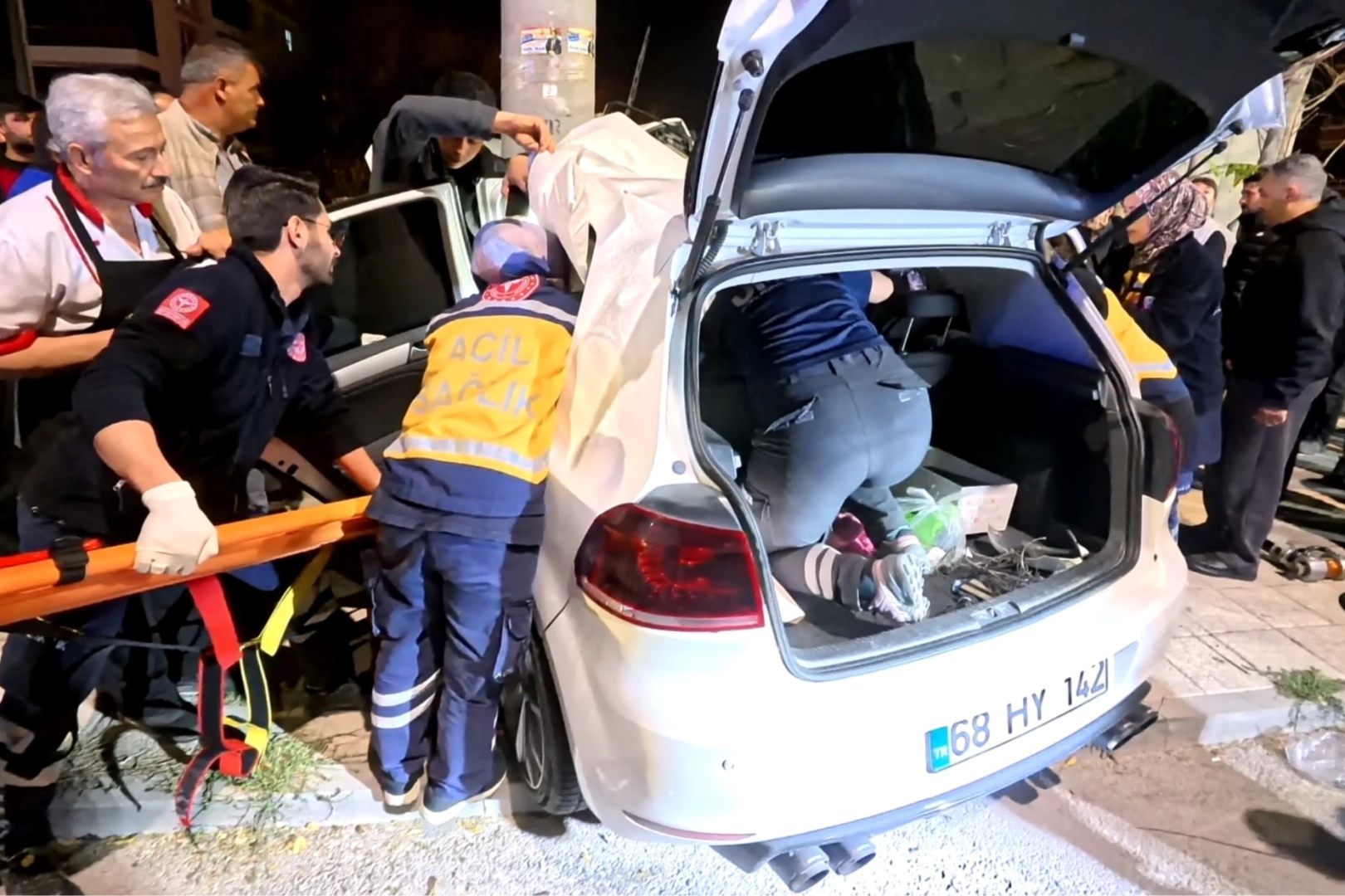 Otomobil direğe saplandı: 2 ağır yaralı