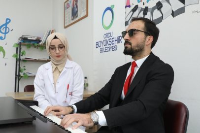 Ordu’da görme engelli memur Kemal Çoban, ORMEK’te öğrendiği piyano sayesinde hayalini gerçeğe dönüştürdü