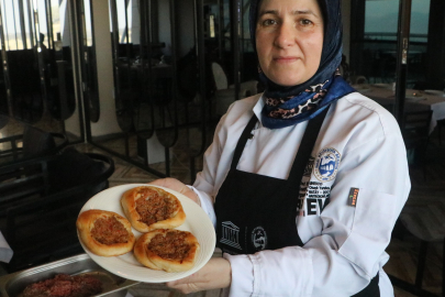 Kaytaz böreği, el maharetiyle yapılarak damakları çatlatıyor