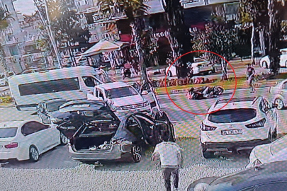 Devrilen motosikletteki 2 kişi yaralandı, kaza anı güvenlik kamerasına yansıdı