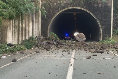 Sarp Sınır Kapısı yolunda heyelan paniği! Araçlar saniyelerle kurtuldu