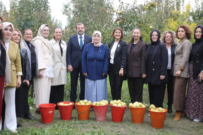Topuklu ayakkabılı iş kadınlarıyla şalvarlı köylü kadınları aynı tarlada aynı hedef için buluştu
